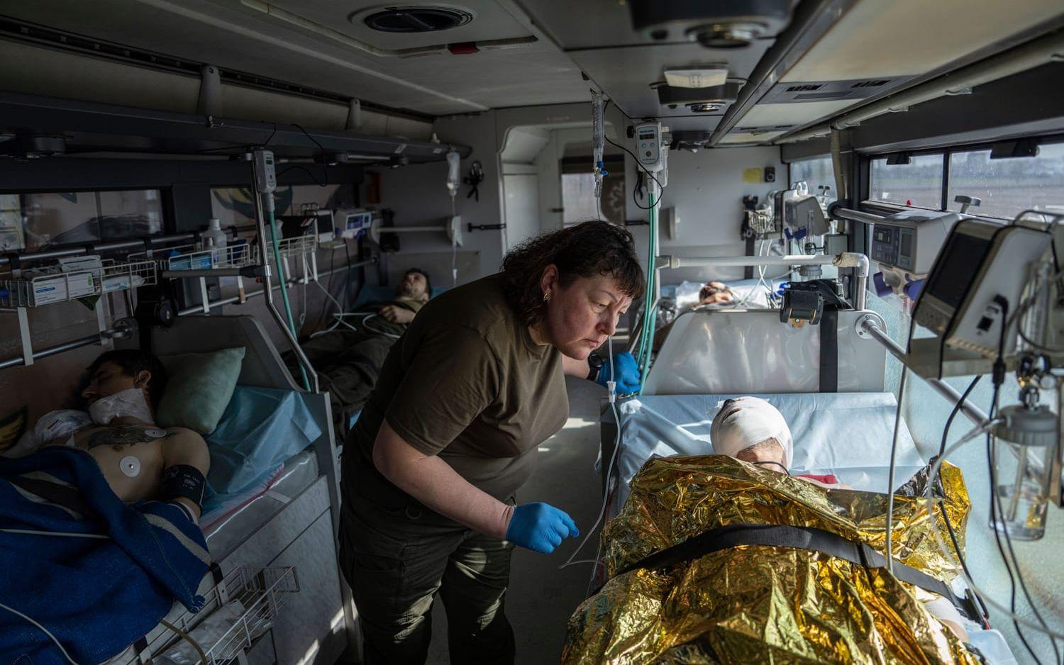 Skadade ukrainska soldater vårdas i en buss som gjorts om till fältsjukhus i regionen Donetsk den 22 mars.