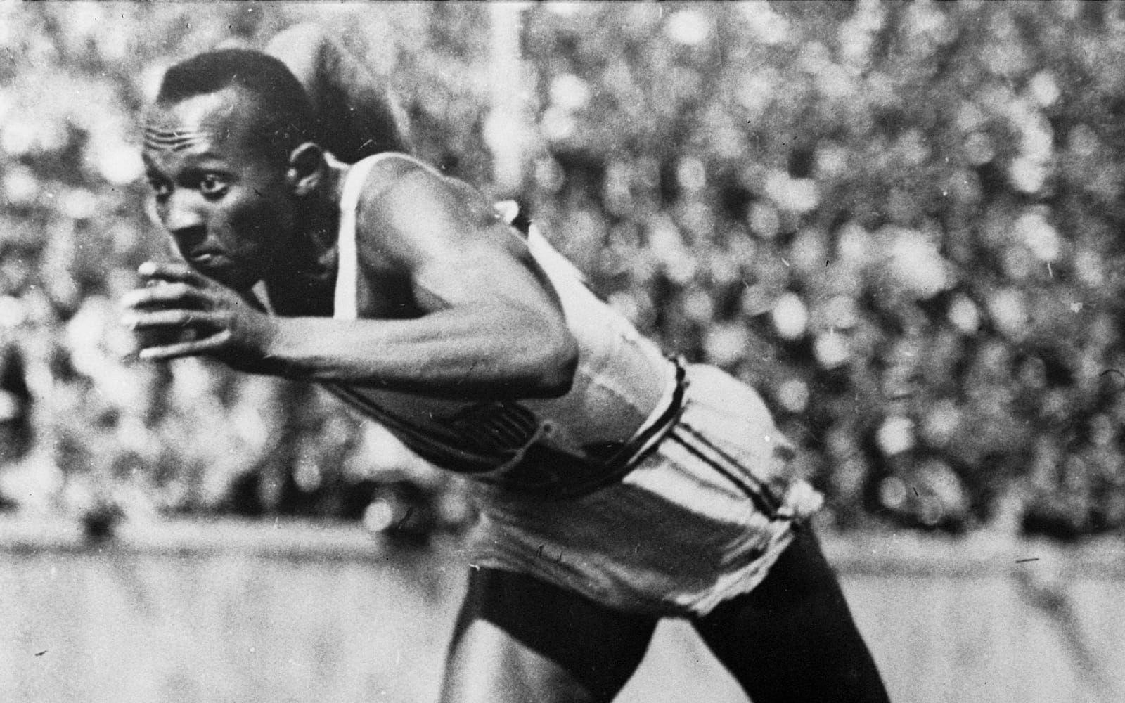 Då: Han var enligt majoriteten inte välkommen. Men inför ögonen på Adolf Hitler tog den afroamerikanske löparen Jesse Owens fyra OS-guld under OS i Berlin 1936. Foto: TT