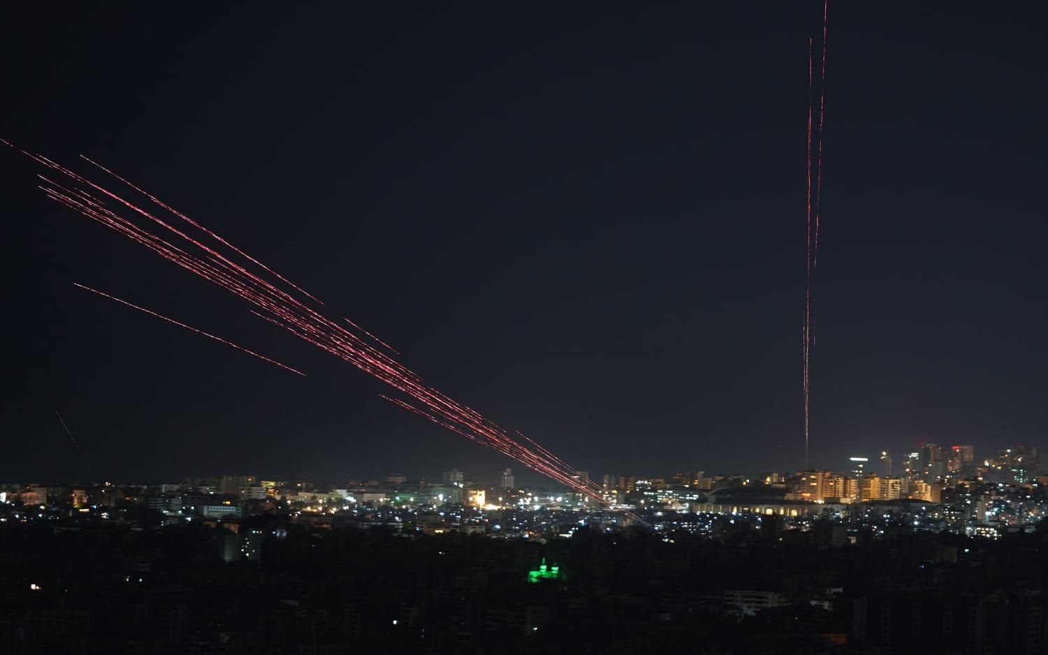 Lasersikten riktas upp mot himlen när vapenvilan firades in med skott i luften i Beirut.