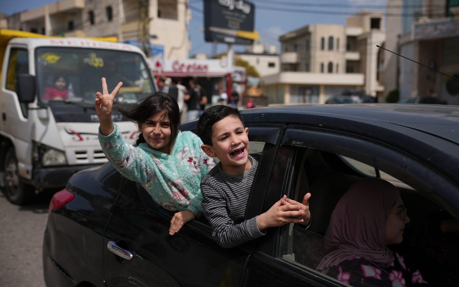 En familj på väg hem till södra Libanon på fredagen, sedan vapenvilan mellan Israel och Hizbollah trätt i kraft.