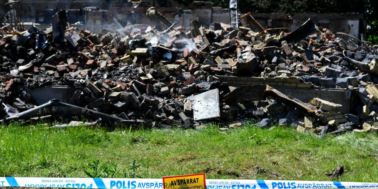 Väktare och avspärrningar kring det utbrända asylboendet i Asarum i Blekinge i juni 2017. Arkivbild.