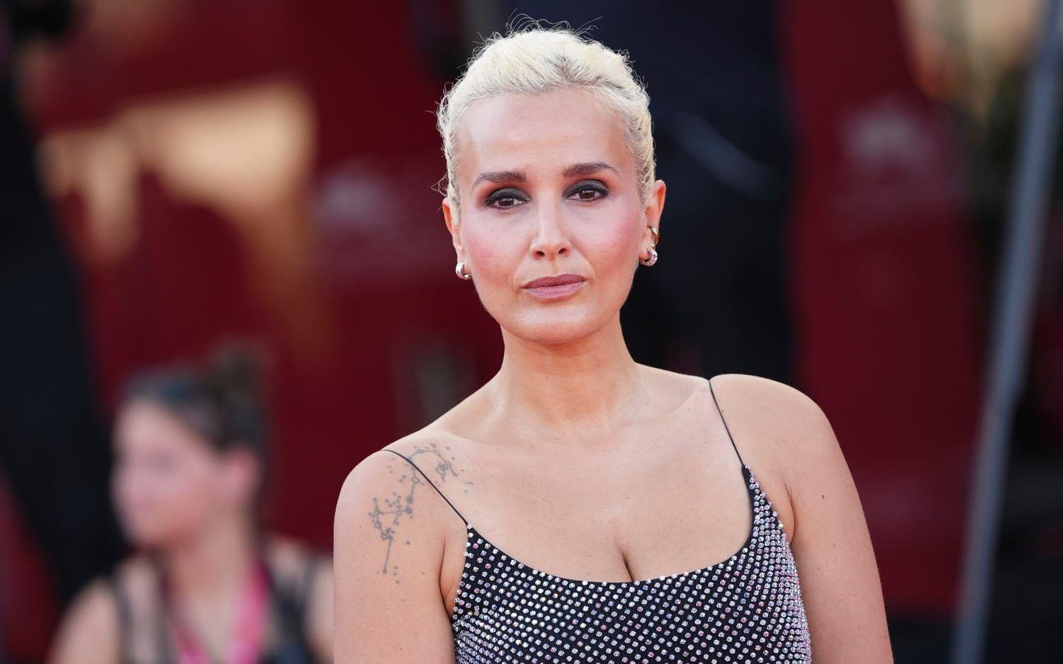 Julia Ducournau vann Guldpalmen i Cannes med "Titane". Nu är hon tillbaka med nya filmen "Alpha". 