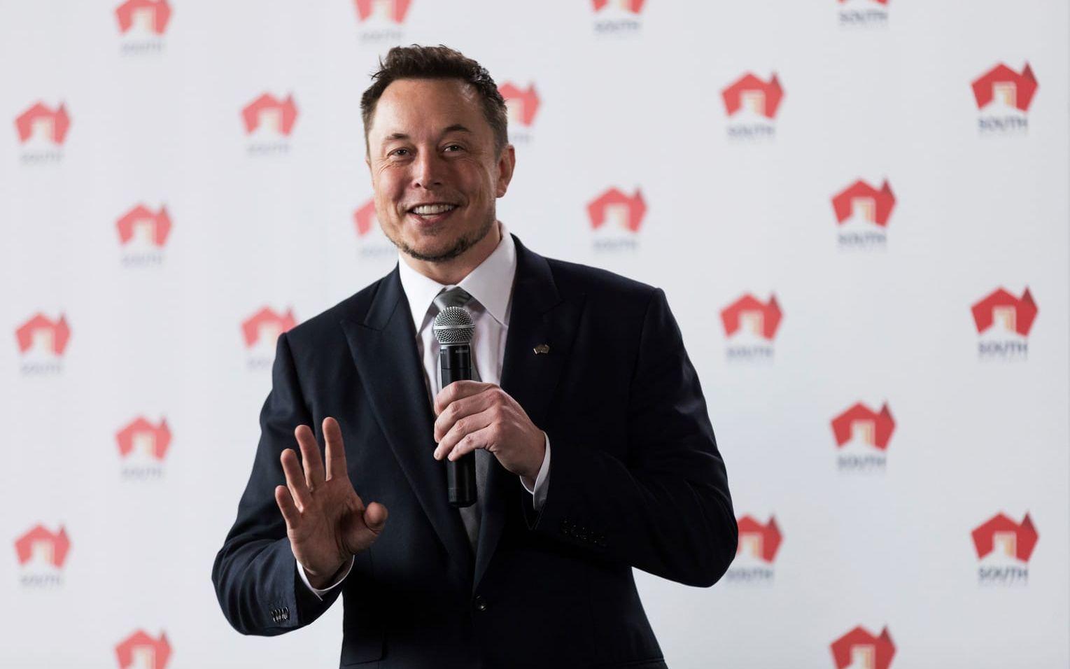 Teslas grundare Elon Musk höjer temperaturen i lastbilsbranschen med en lansering av en fullskalig ellastbil under torsdagen.