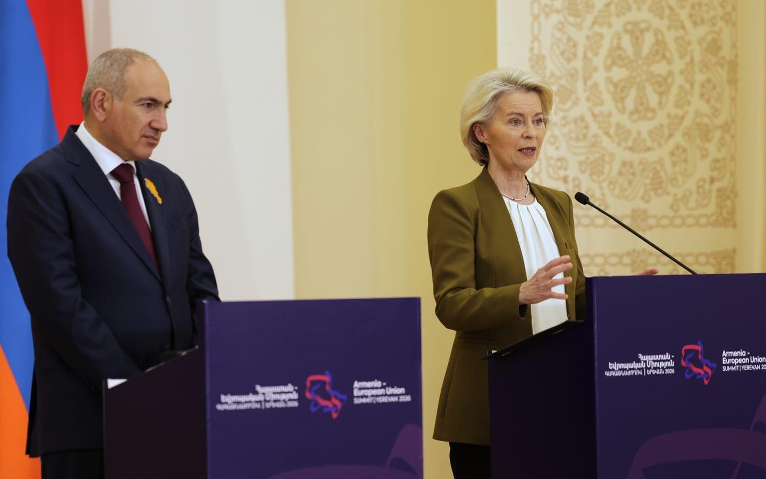 EU-kommissionens ordförande Ursula von der Leyen på en pressträff i Jerevan med Armeniens premiärminister Nikol Pasjinjan. 