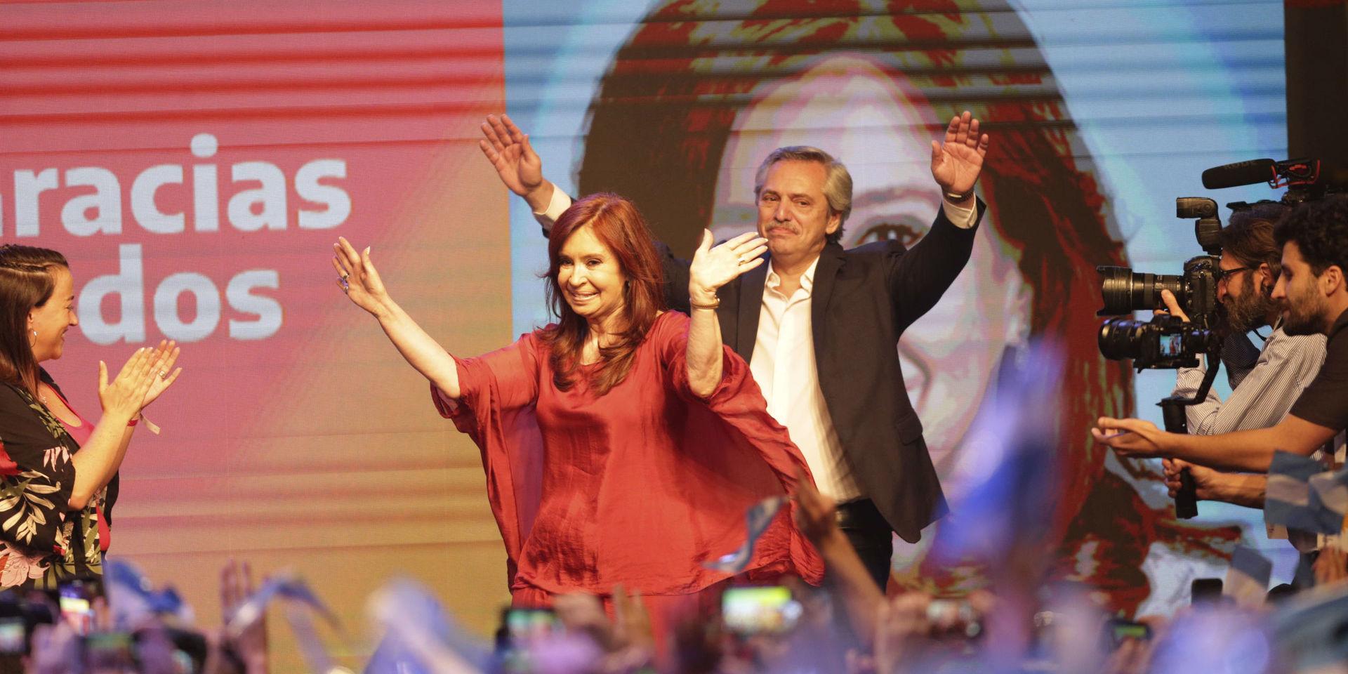 Cristina Fernández de Kirchner och Alberto Fernández jublar på valvakan natten till måndagen.