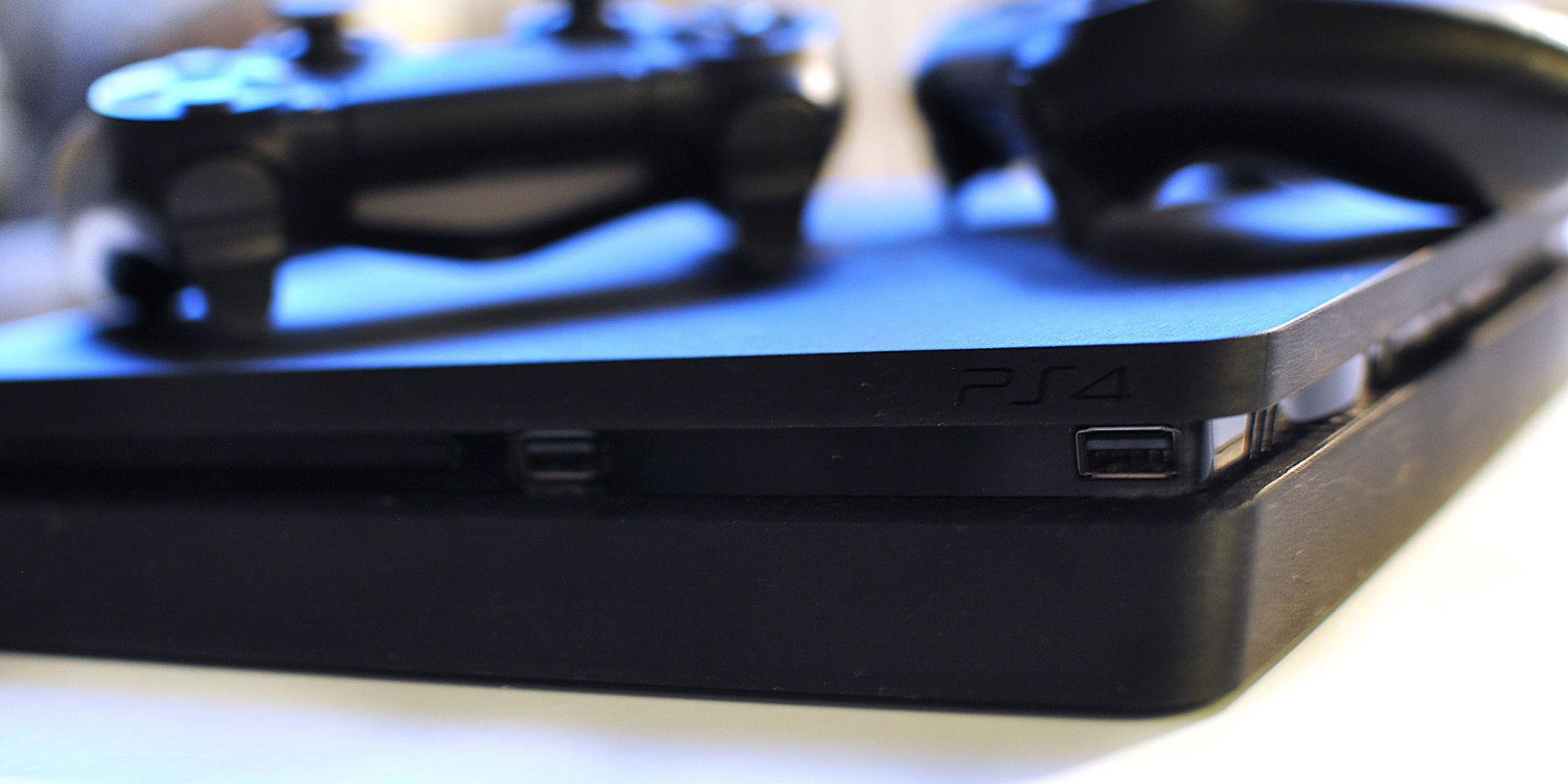 Spelkonsolen Playstation 4 klättrar i topplistan, med försäljningen minskar. Pressbild. 