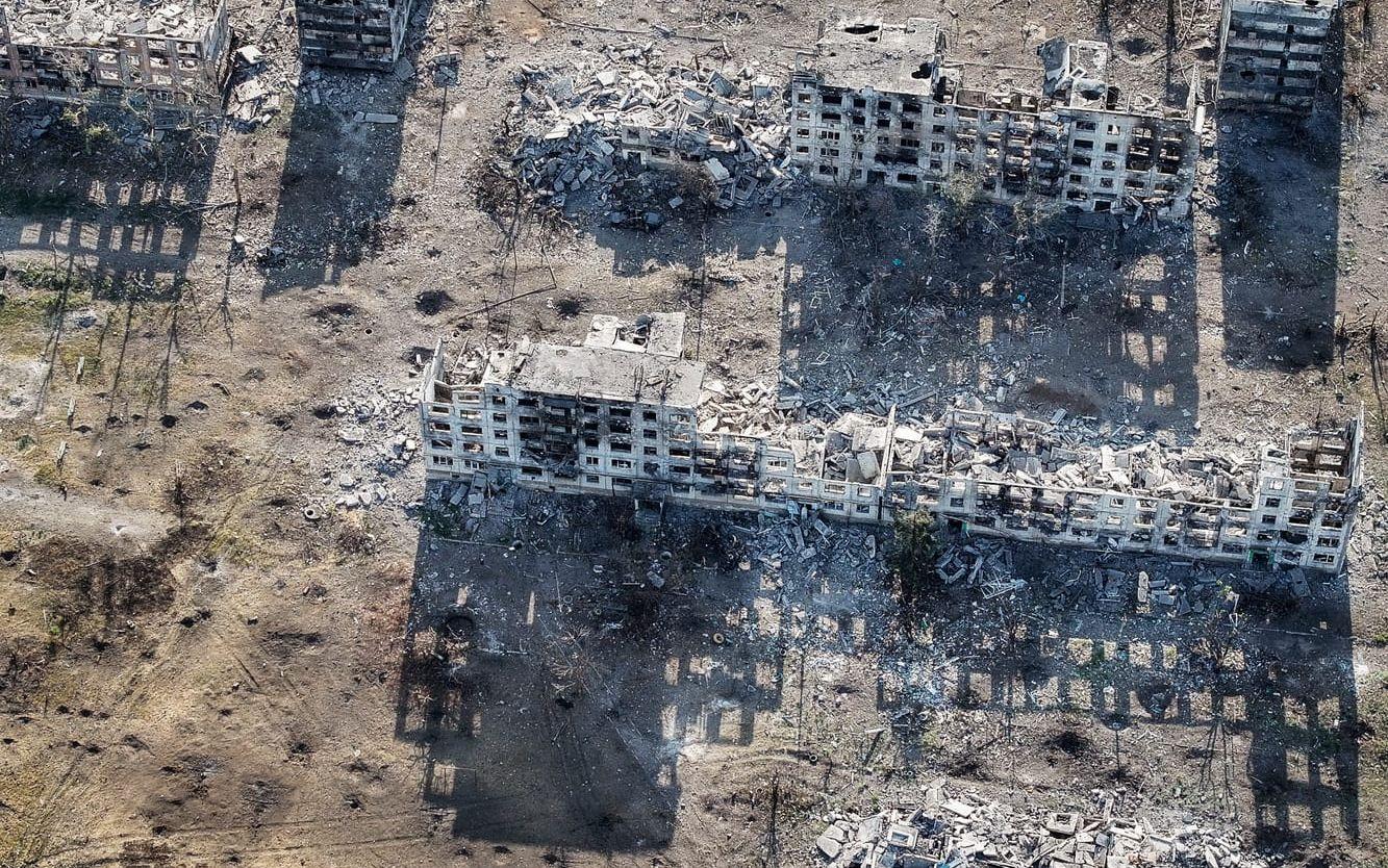 En flygbild från den 4 juli över staden Chasiv Yar i Donetskregionen visar mängder av förstörda hus efter intensiva strider.