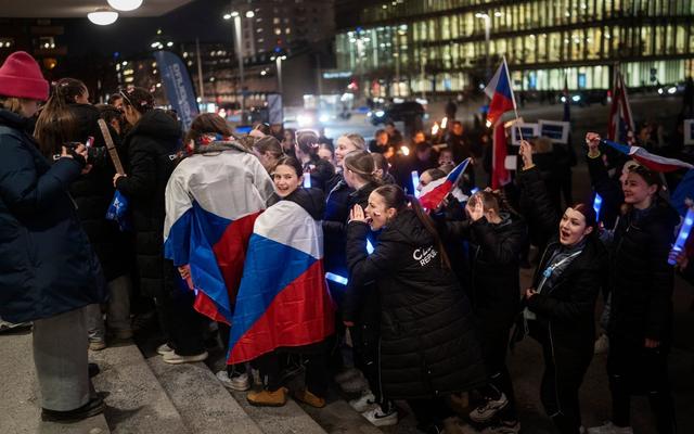 Junior-VM i synkroniserad konståkning invigdes med parad genom Göteborg ...