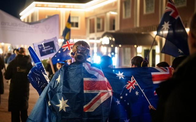 Junior-VM i synkroniserad konståkning invigdes med parad genom Göteborg ...