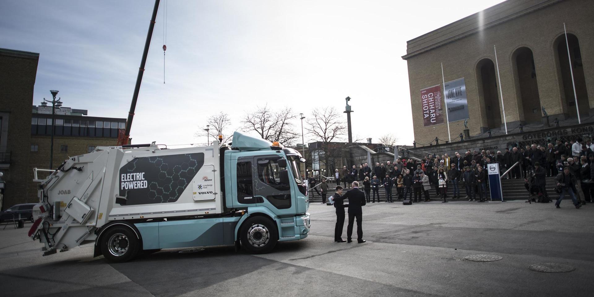 Volvo visar sin eldrivna sopbil som blir världens första eldrivna lastbil i serieproduktion 2018. 