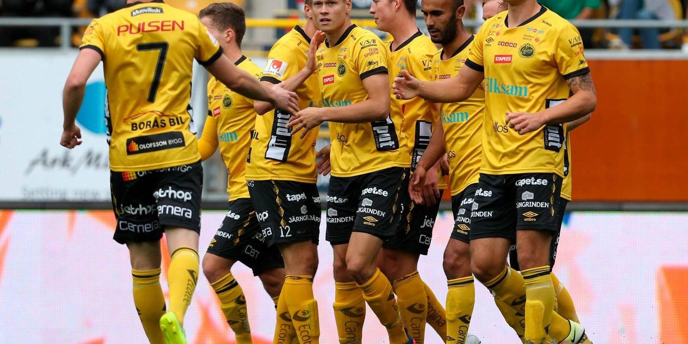 Elfsborgs Viktor Claesson klappas om efter 1–0-målet mot Falkenberg på Borås Arena.