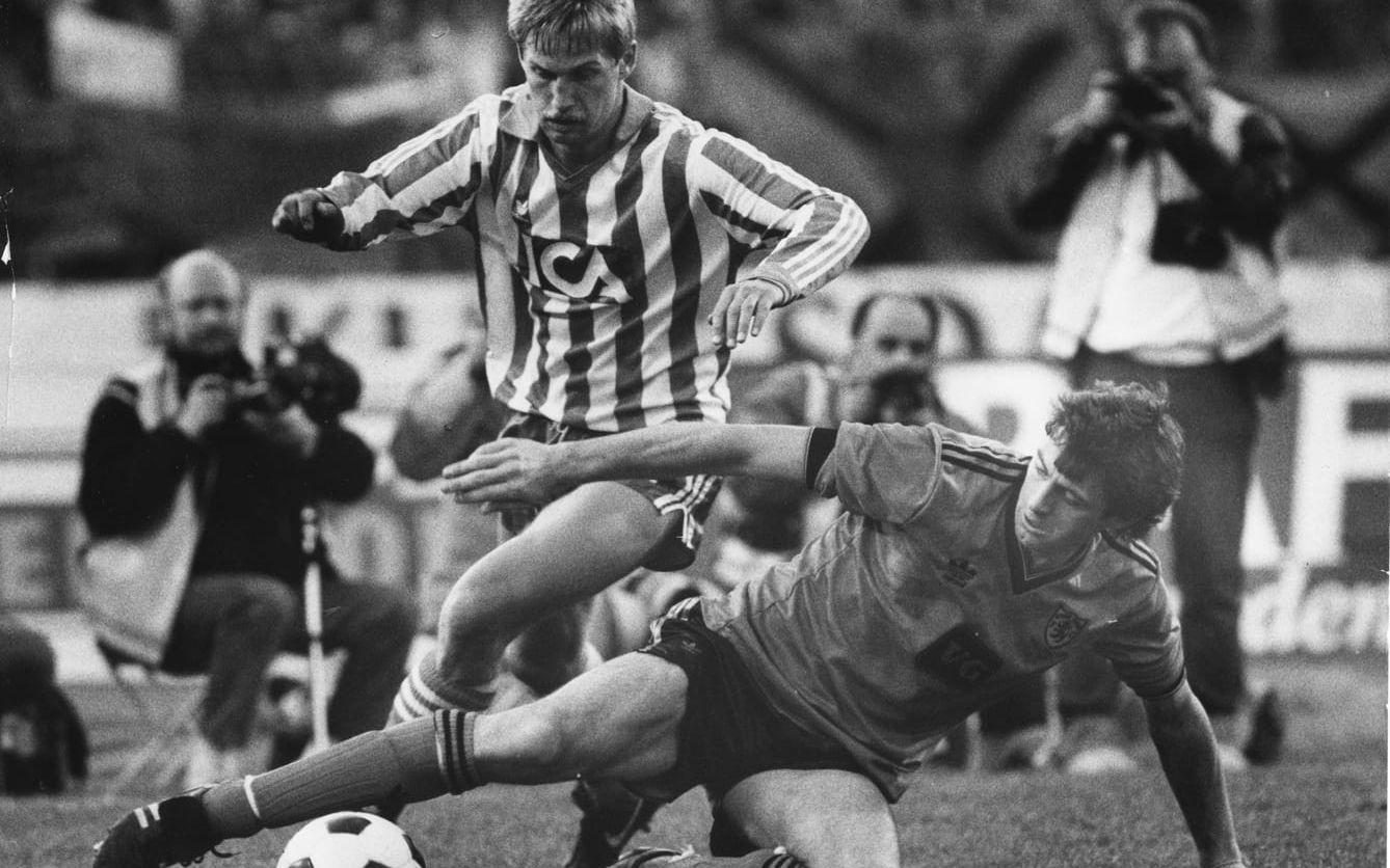 Dundee United-målvakten Billy Thomson i kamp med IFK Göteborgs Lennart Nilsson i Uefacupfinalerna 1987. I måndags gick han ur tiden, 64 år gammal.