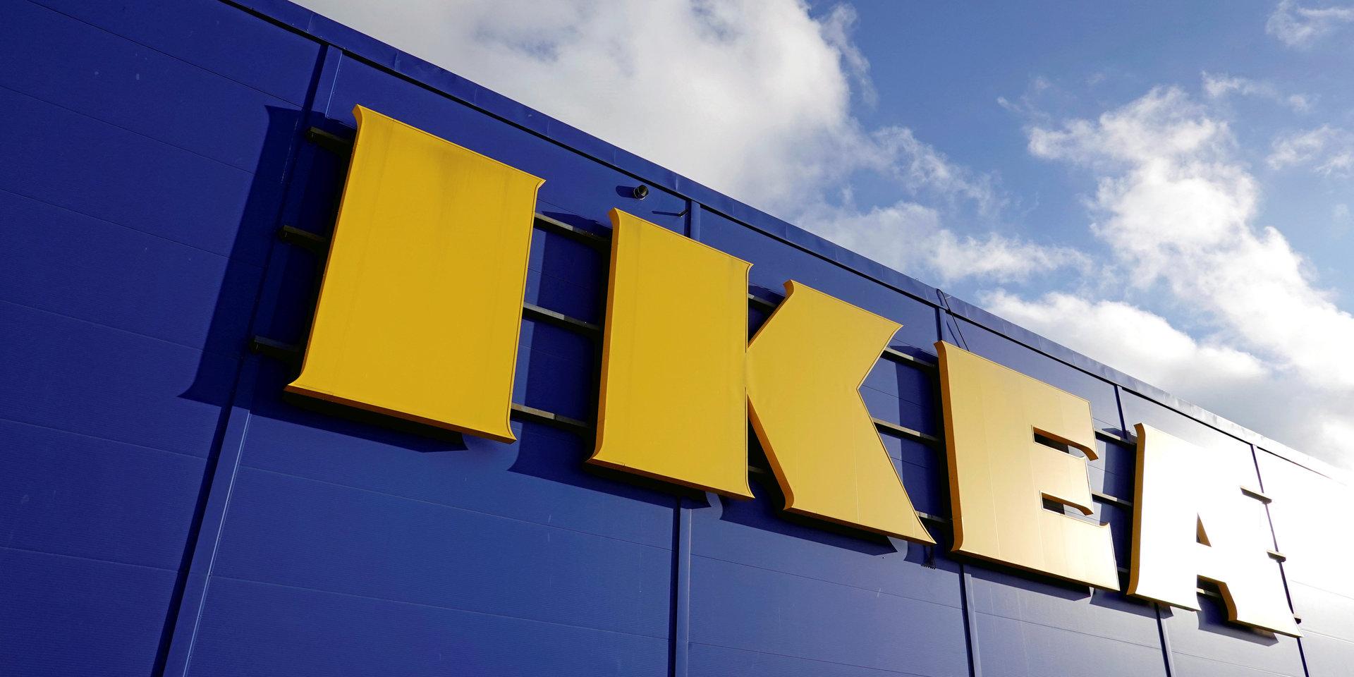 Möbeljätten Ikea höjer möbelpriserna och fortsätter med sina ryska affärer.