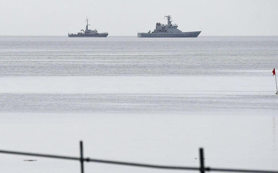 Danska marina fartyg vid platsen där ubåten Nautilus sjönk söder om Dragör på fredagen. Bild: TT