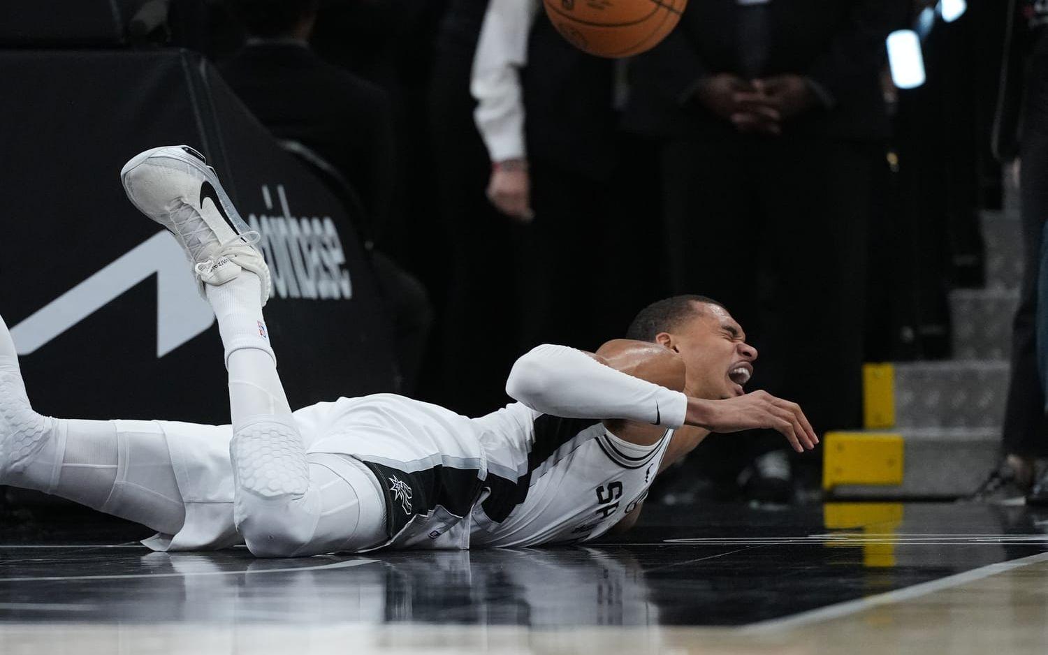 Victor Wembanyama drabbades av en hjärnskakning i samband med matchen mellan hans San Antonio och Portland. Gästerna kunde vinna och kvittera till 1–1 i matchserien.  