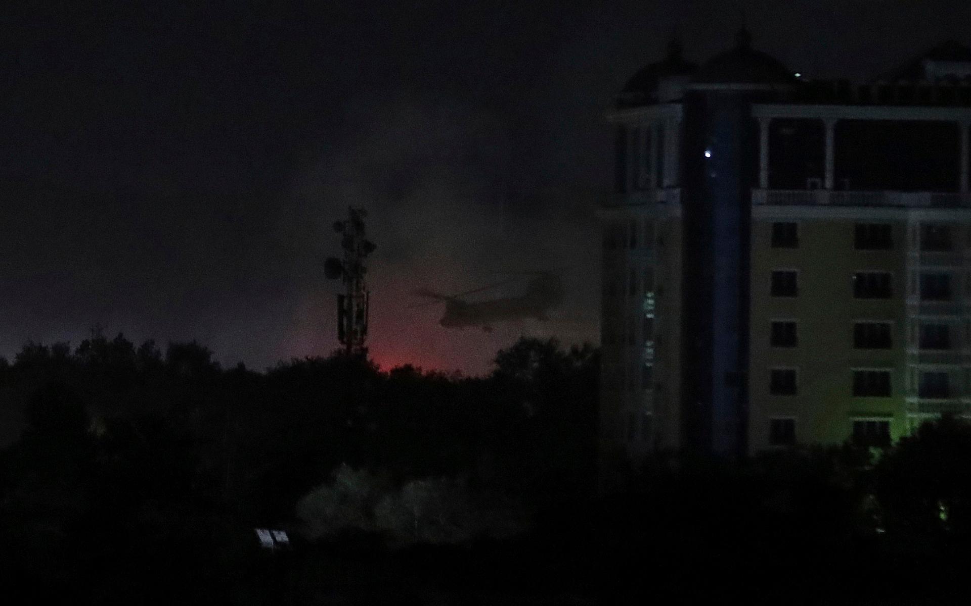 En amerikansk Chinook-helikopter flyger nära den amerikanska ambassaden i Kabul sent på söndagkvällen.