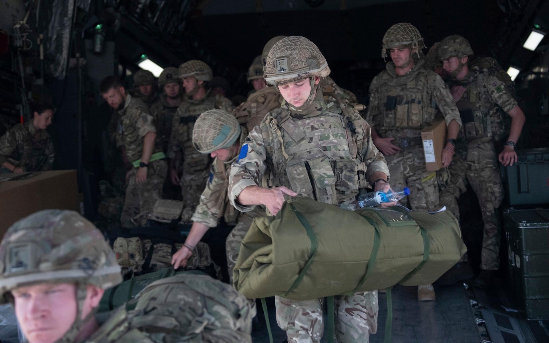 Brittiska soldater anlände till Kabul under söndagen, för att undsätta brittiska medborgare.