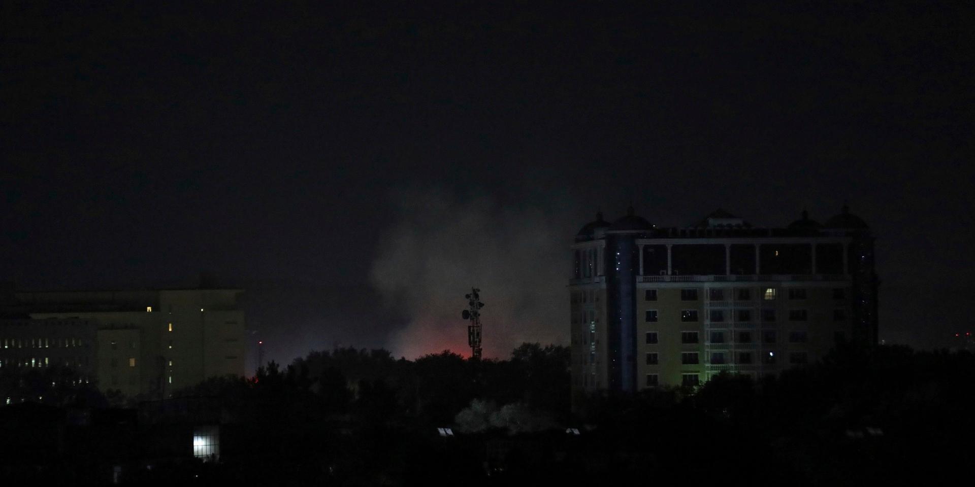 Rök från den amerikanska ambassaden i Kabul under natten mot måndagen.