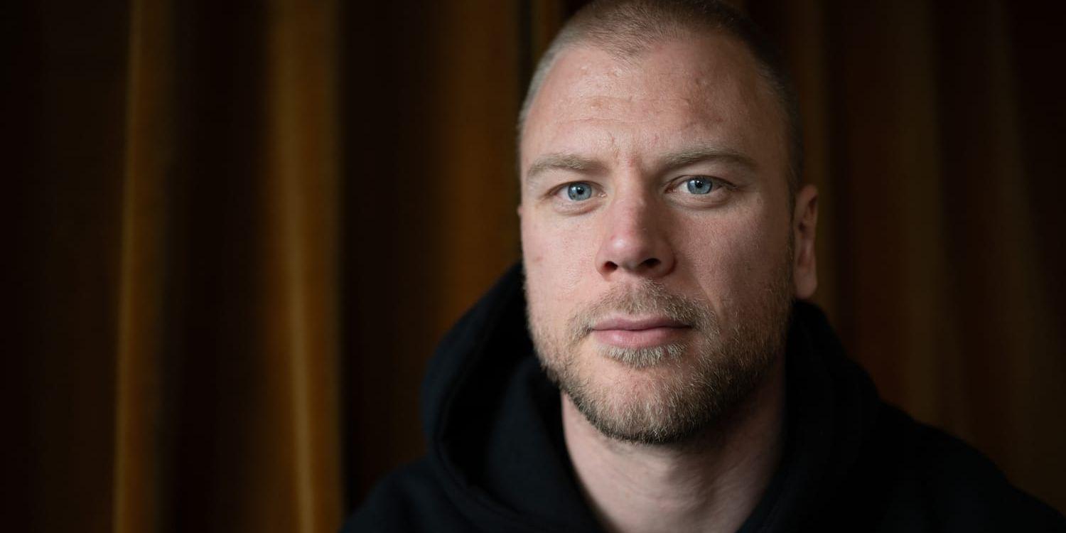 Frölundas back Christian Folin tittar rakt in i kameran. 