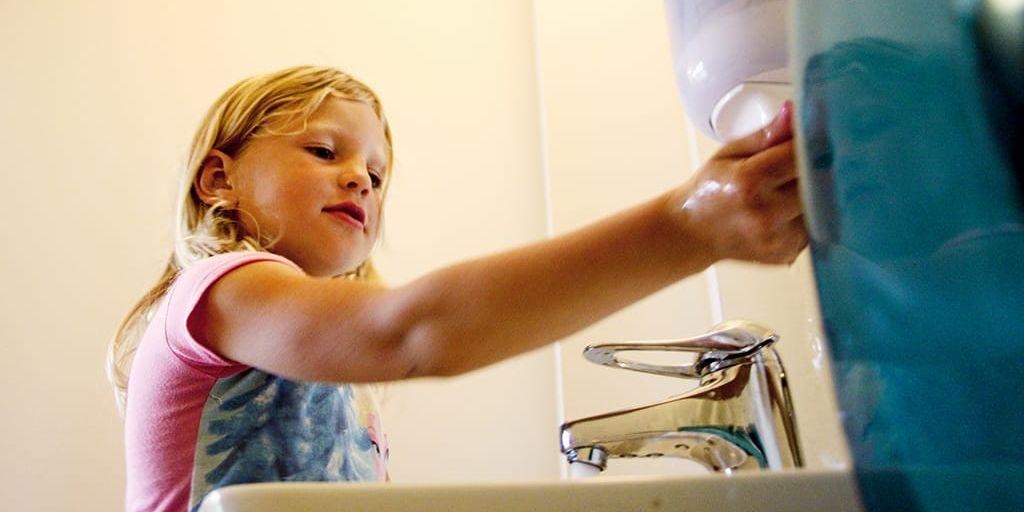 För Alicia Grev på Nolängens förskola är det självklart att tvätta händerna efter uteleken.
