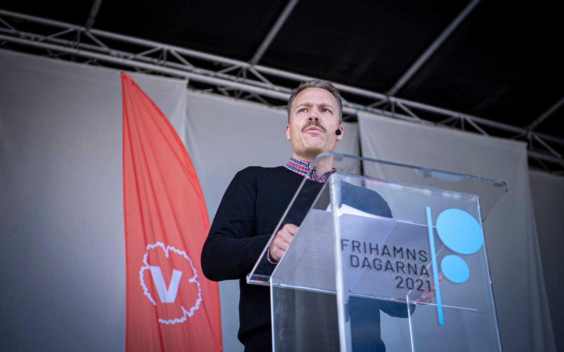 Vänsterparties kommunalråd Daniel Bernmar under sitt tal på Frihamnsdagarna.
