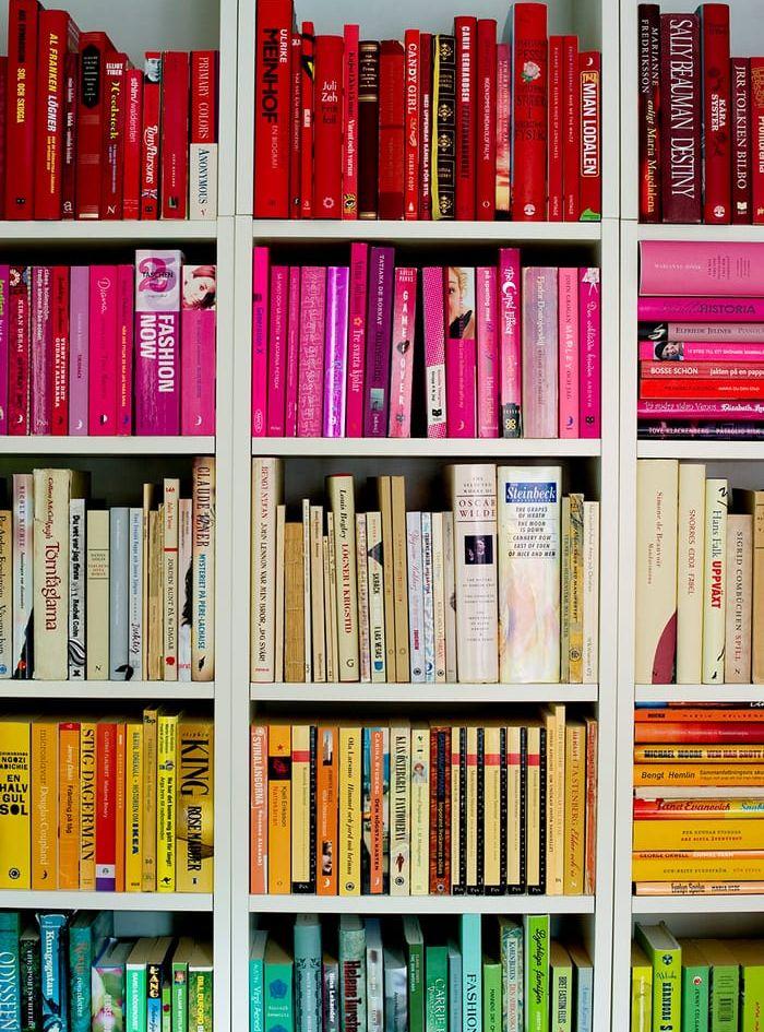 Böcker är vackra. Om du färgkoordinerar bokhyllan blir den en effektfull del av inredningen. Foto: Pontus Lundahl/TT