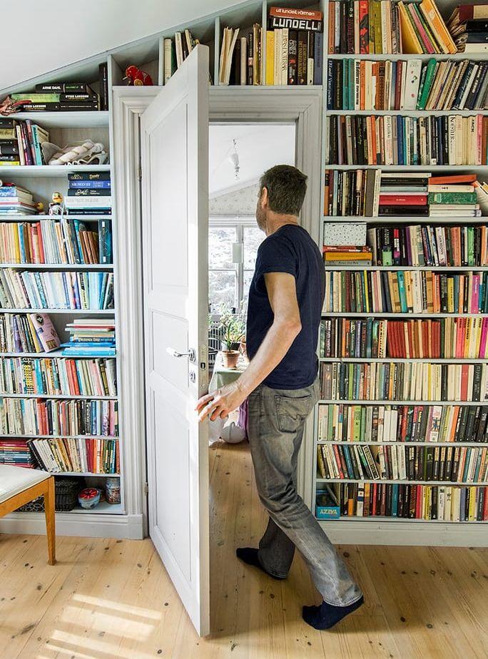 
    Tar böckerna mycket plats? Använd döda ytor - som en hall - för förvaring. Foto: Claudio Bresciani/TT
   