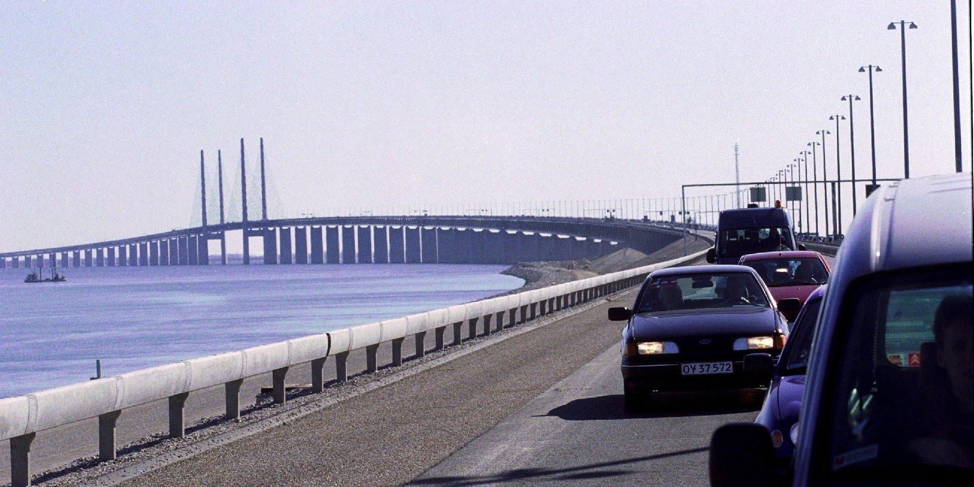 Bilar testkör den 1, 8 kilometer långa Øresundsbron innan den öppnade i juli 2000.