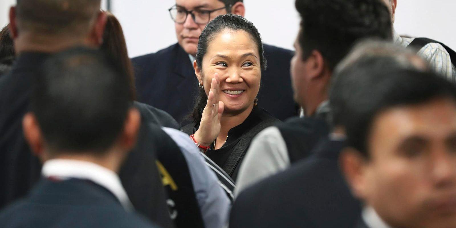 Keiko Fujimori, ledare för det peruanska oppositionspartiet Fuerza Popular, vinkar till familjemedlemmar under ett förhör på onsdagen i domstolen i Lima som nu beordrat att hon ska släppas.