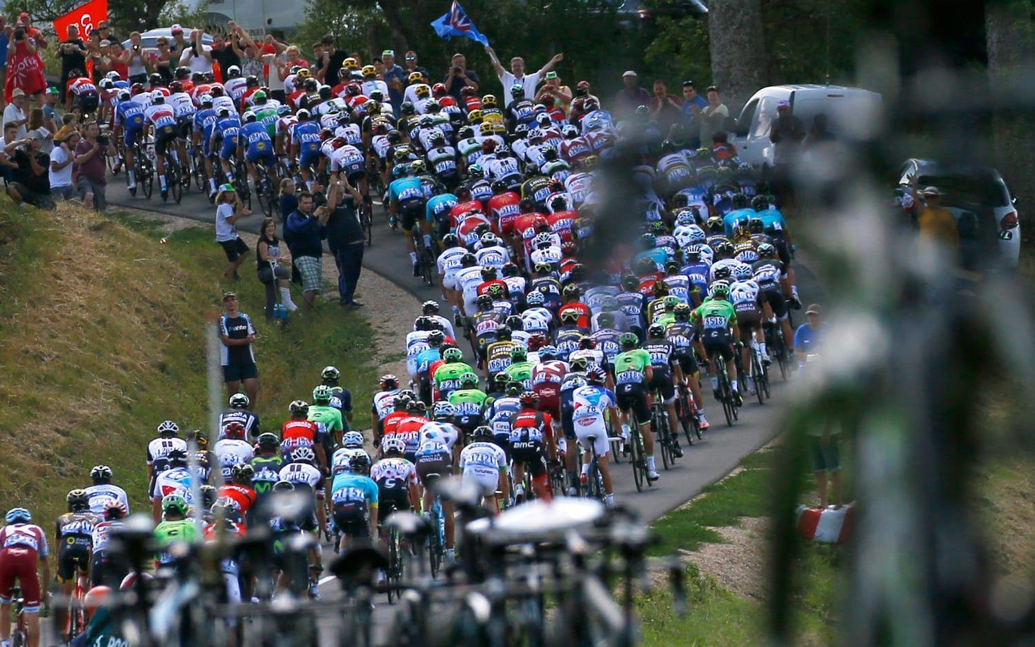 Att cykla till Paris bygger på en tradition sedan 2002, för att se målgången i Tour de France. Foto: TT