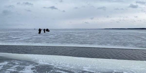 Ett stort isflak bröt sig loss i Minnesota. Runt 100 fiskare blev fast på isflaket.