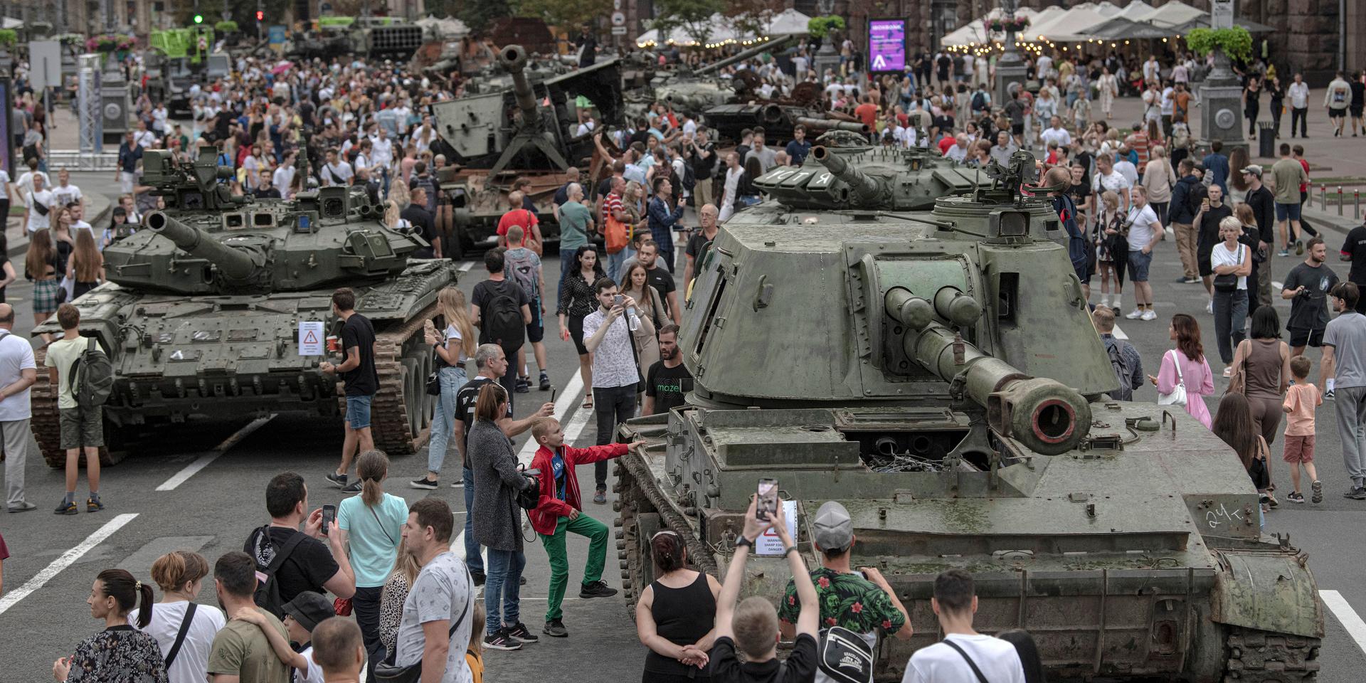 Centrala Kiev på lördagen: människor samlas kring mängder av förstörda ryska stridsfordon som illustrerar de stora ryska förlusterna i manskap och utrustning sedan den fullskaliga invasionen för sex månader sedan.