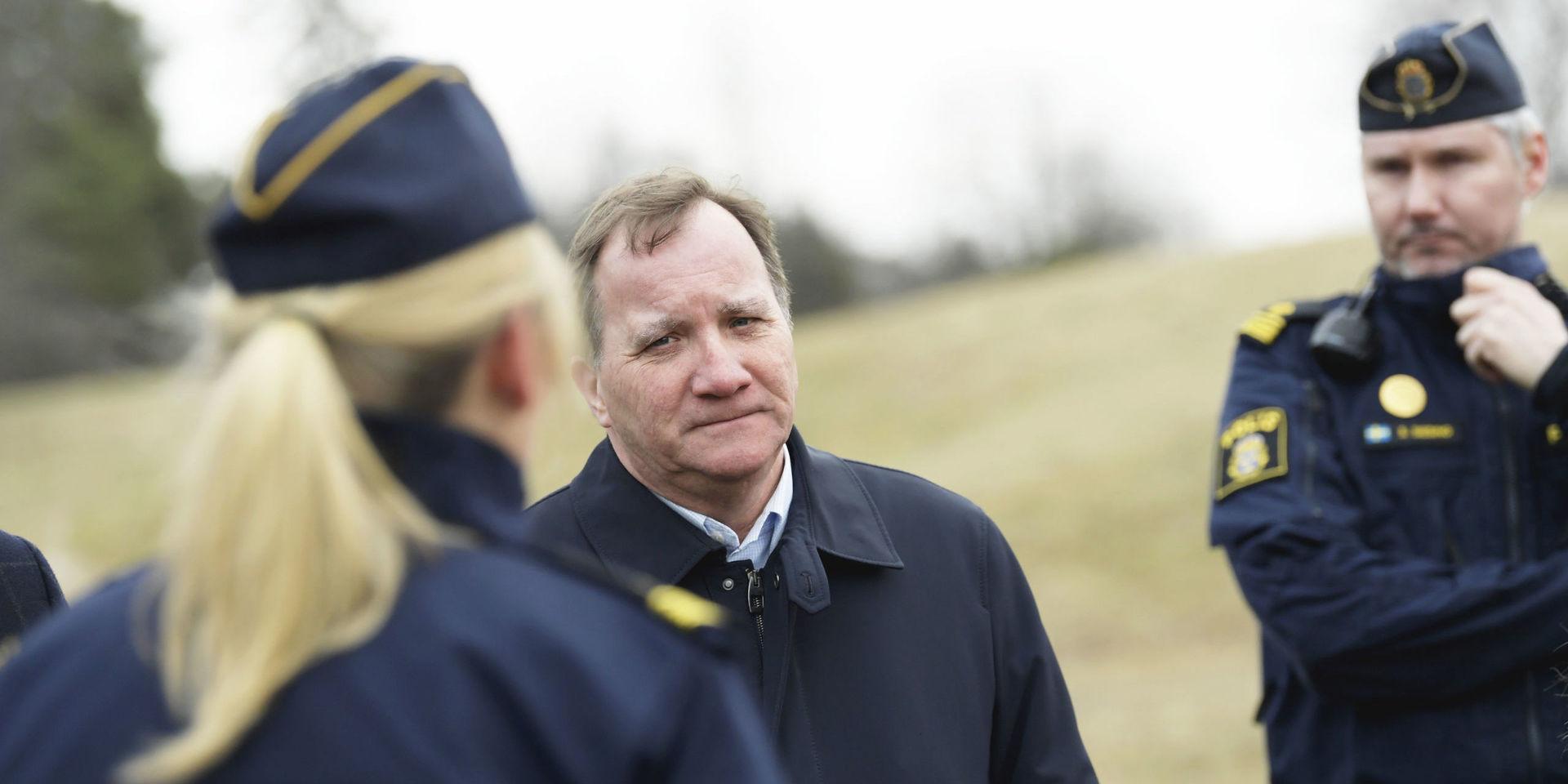 
Statsminister Stefan Löfven (S) visades runt av polis i bostadsområdet Gränby i Uppsala i februari.