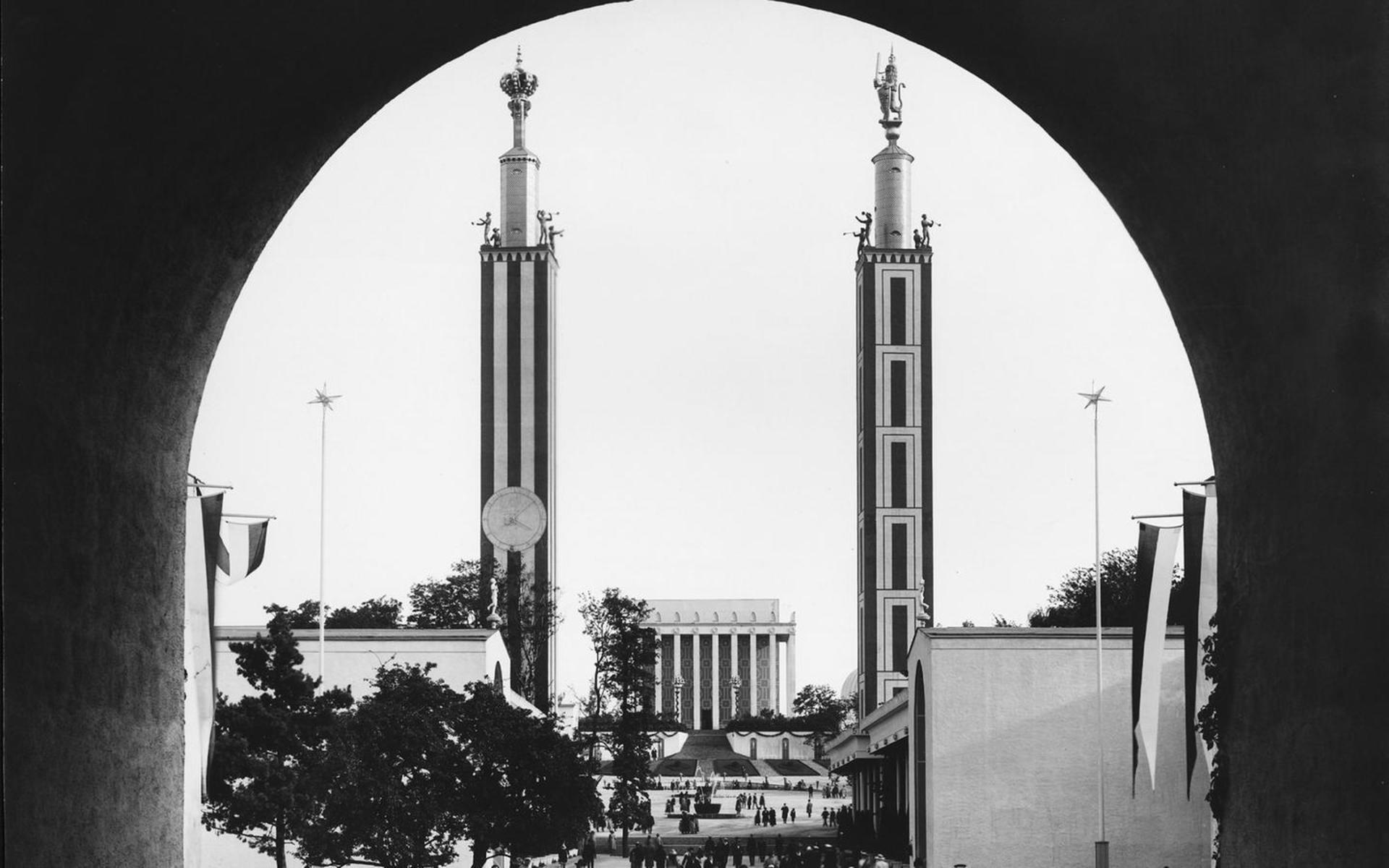 Jubileumsåret 1923 begåvades Göteborg med de kända tornen, som kom att kallas för minareterna. 