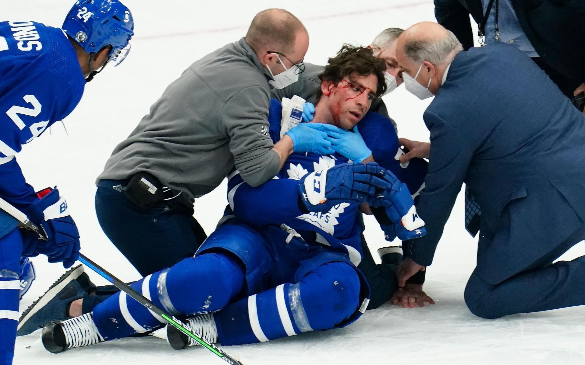 John Tavares blev liggandes på isen, blodig i ansiktet. 