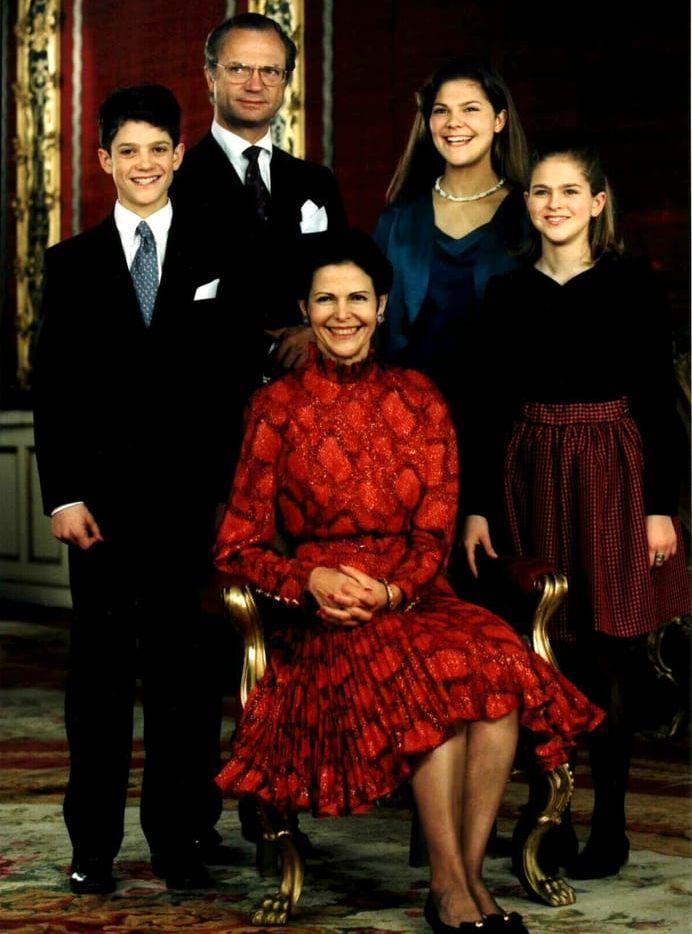 1993, 14 år: Gruppbild av familjen i samband med Kungens 50-årsdag. Foto: TT