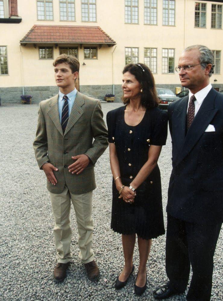 1996, 17 år: Prinsen får besök av mamma och pappa på internatskolan Lundsberg i Värmland. Foto: TT