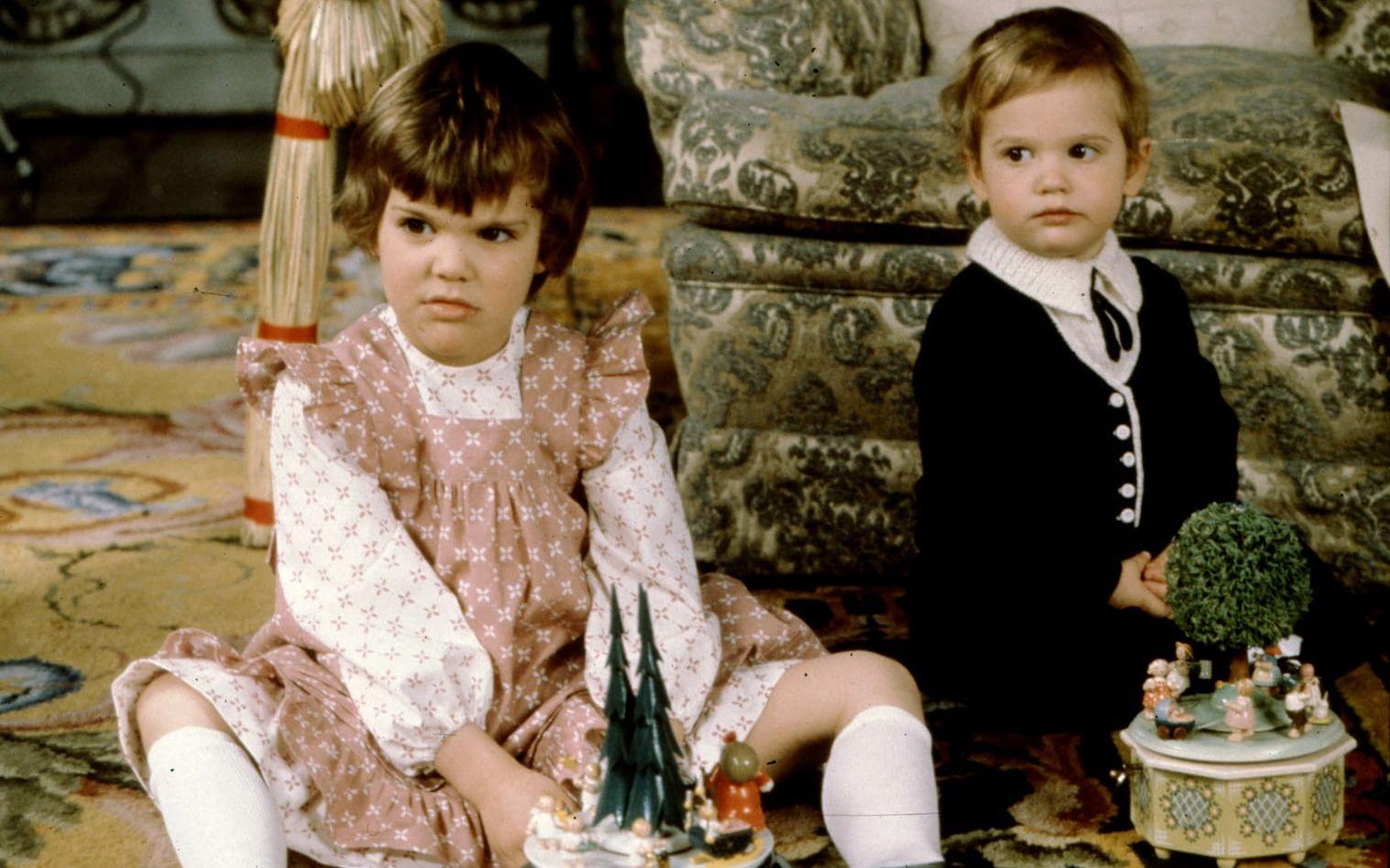 1980, 1 år: Carl Philip tillsammans med storasyster Victoria. Foto: Stella