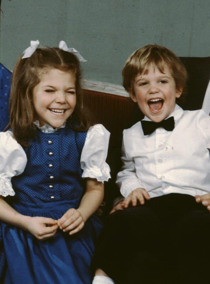 1983, 4 år: Prinsen och syster Victoria spexar framför kameran. Foto: Stella