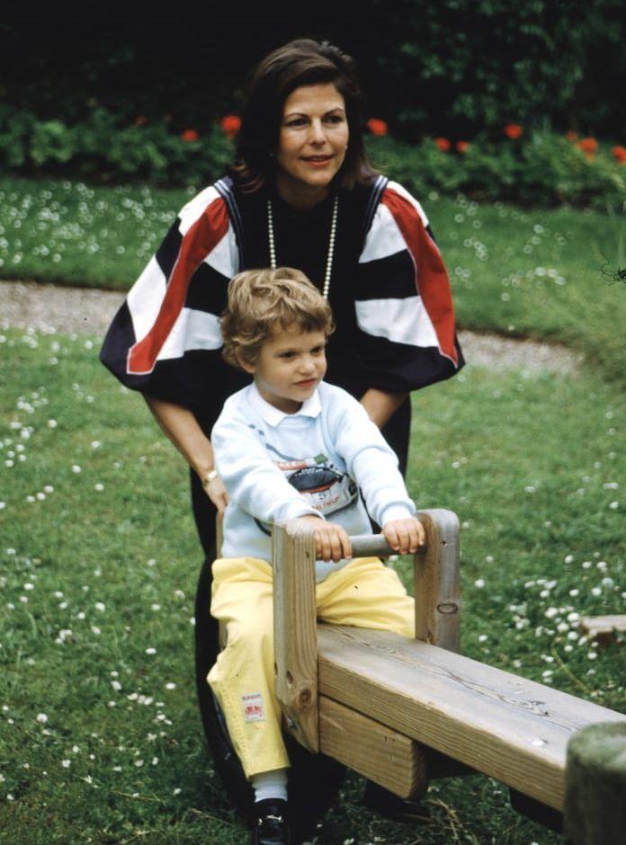 1984: 5 år: Lekar med mamma på Soliden, Öland. Foto: Stella