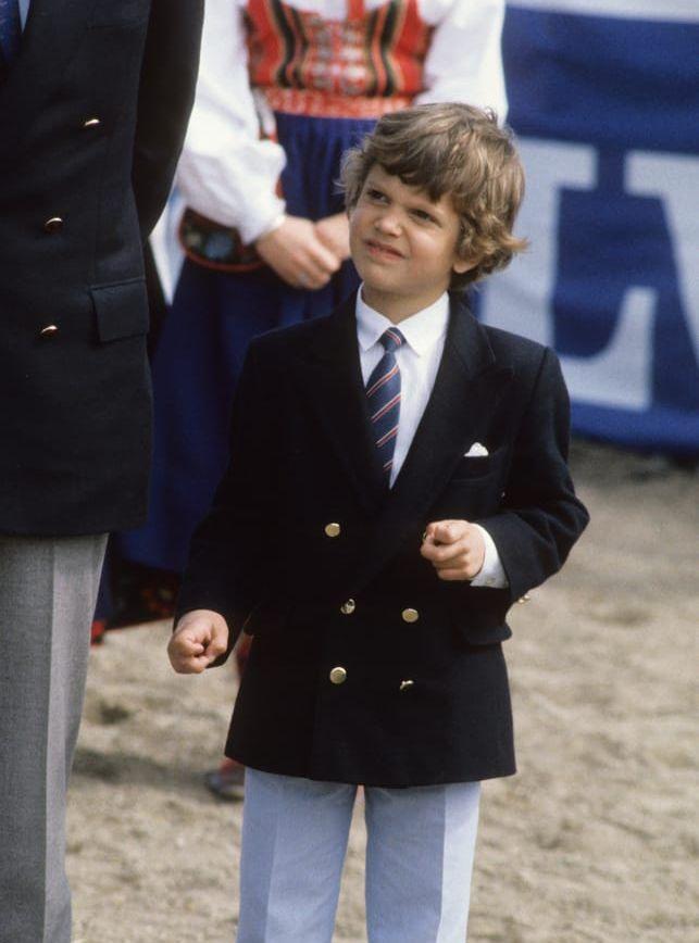 1985, 6 år: Är det pappa prinsen tittar undrande på? Foto: Stella