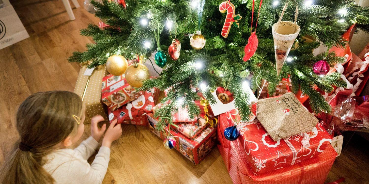 Att laga julmat, slå på julbelysningen och titta på Kalle Anka kostar mer än vanligt i år. Arkivbild.
