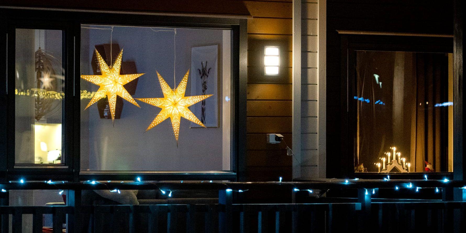 Att ha en adventsstjärna med led-lampa lysande 20 timmar under julafton kostar ungefär 17 öre. Arkivbild.