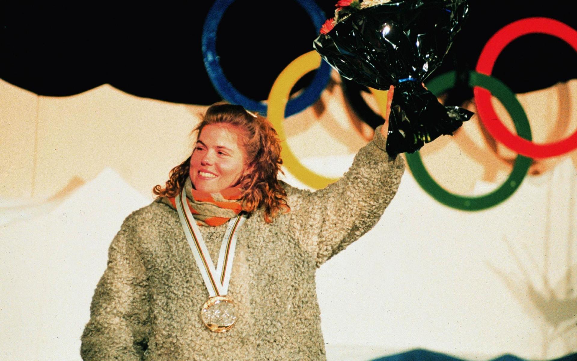 Pernilla Wiberg på prispallen efter att tagit OS-guld i storslalom 1992.