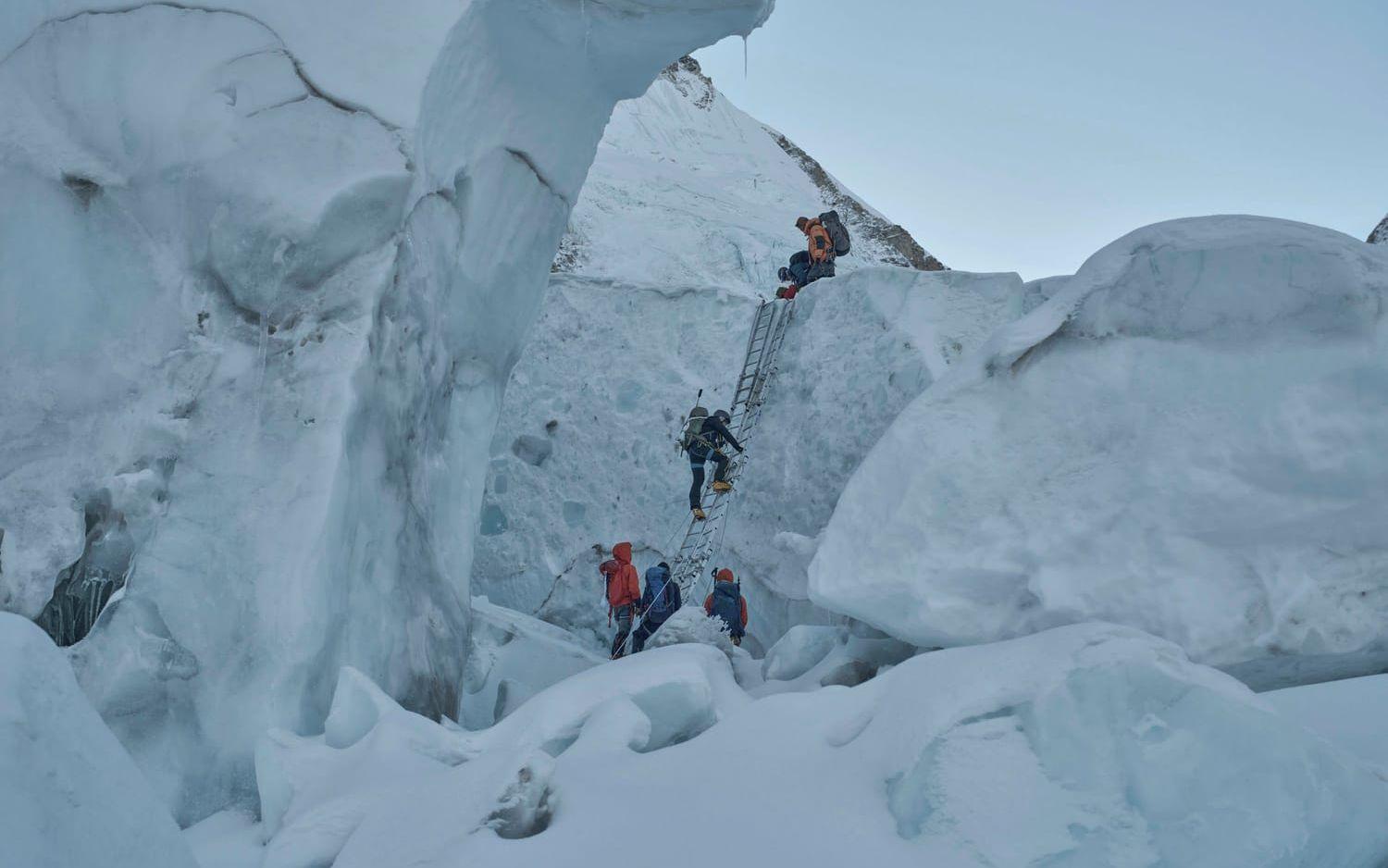 Klättrare tar sig över Khumbu-isfallet på sin väg till det första lägret av fyra under bestigningen av Mount Everest. Bilden är från 2025. Arkivbild.