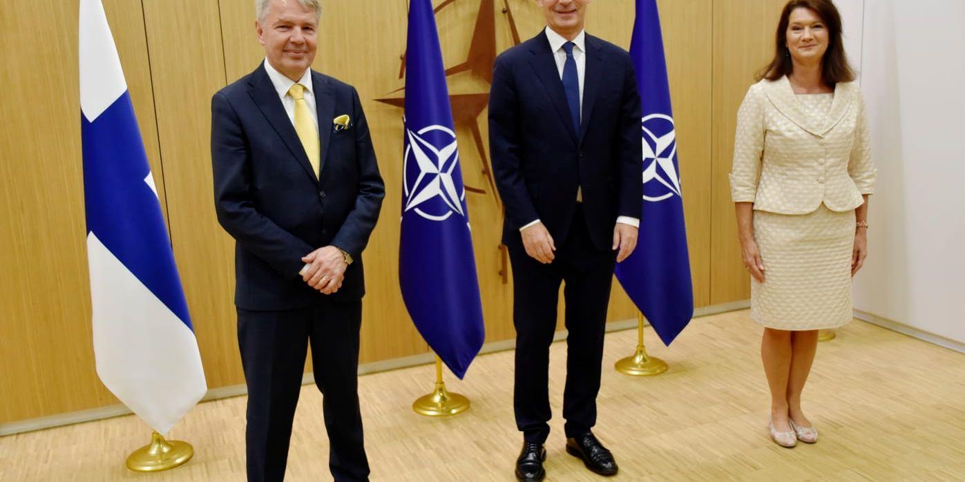 Sveriges utrikesminister Ann Linde och Finlands utrikesminister Pekka Haavisto har överlämnat respektive lands anslutningsprotokoll till Natos generalsekreterare Jens Stoltenberg på Natos högkvarter.