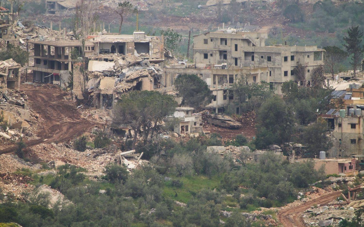Israeliska militärfordon i en by i södra Libanon på tisdagen, sett från andra sidan gränsen i norra Israel.