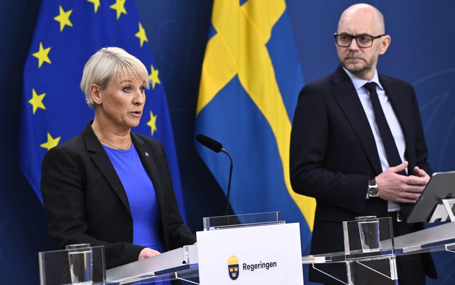 Äldre- och socialförsäkringsminister Anna Tenje (M) och arbetsmarknadsminister Johan Britz (L) under onsdagens pressträff.