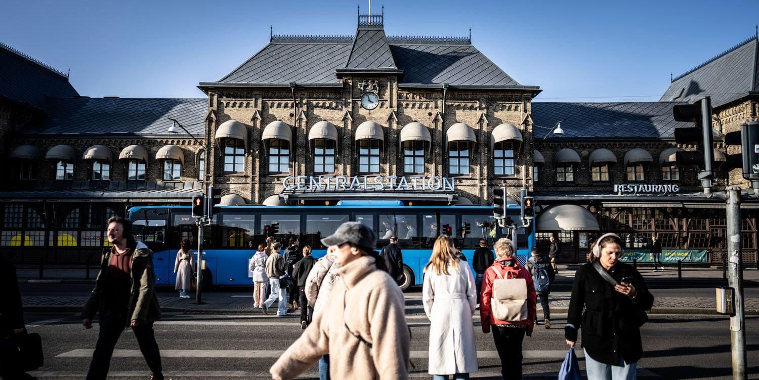 En bild på människor som går framför centralstationen i Göteborg. 