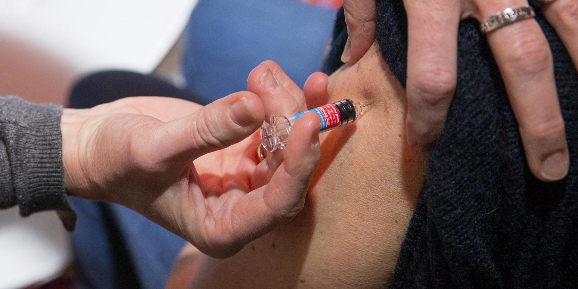 I höst är det extra viktigt att riskgrupper och vårdpersonal vaccinerar sig mot influensan, enligt Folkhälsomyndigheten. Arkivbild. 